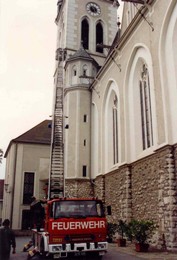 1992 Reinigen der Dachrinnen der Kirche 