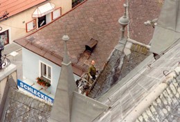 1992 Reinigen der Dachrinnen der Kirche 