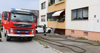 Alarmierter Zimmerbrand stellte sich als Kleinbrand am Balkon heraus